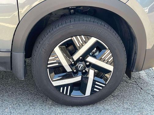 Gun Metallic 2025 Nissan Kicks SV