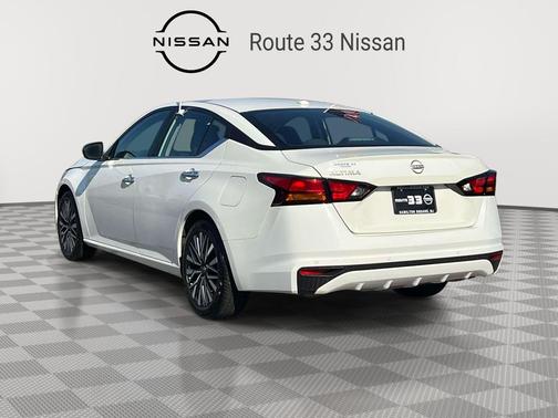 Glacier White 2025 Nissan Altima SV FWD