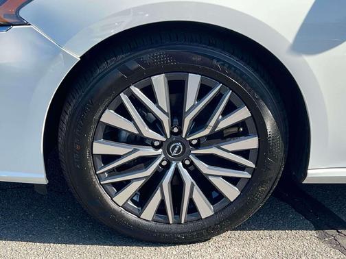 Glacier White 2025 Nissan Altima SV FWD