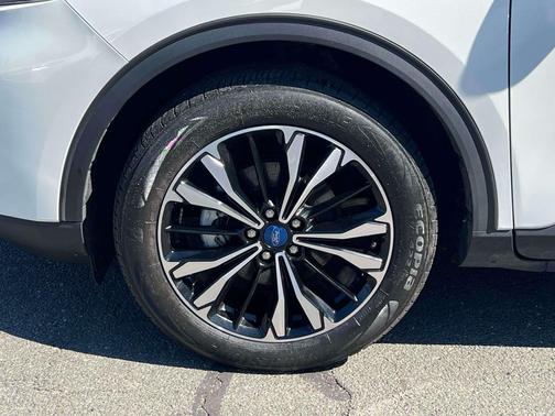 Star White Metallic Tri-Coat 2022 Ford Escape SEL