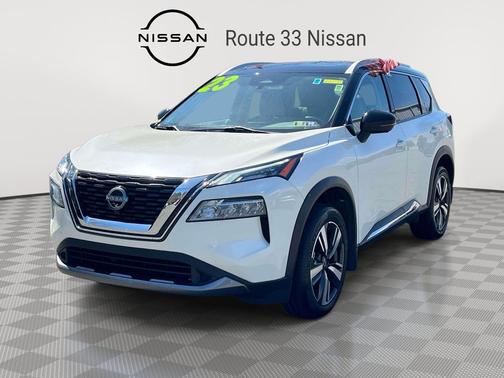 Pearl White Tricoat/Super Black 2023 Nissan Rogue SL