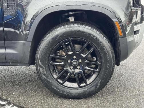 2025 Land Rover Defender 110 P300