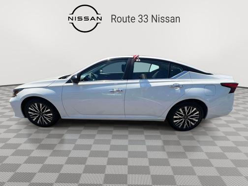Glacier White 2025 Nissan Altima SV FWD