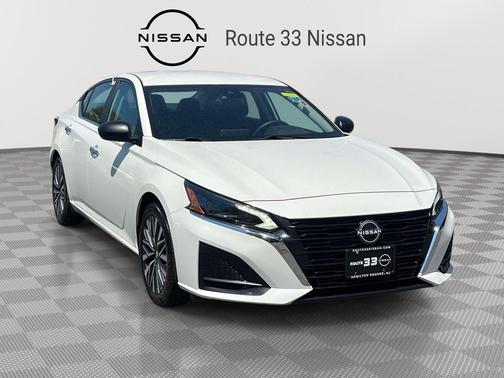 Glacier White 2025 Nissan Altima SV FWD