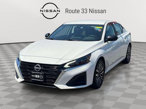 Glacier White 2025 Nissan Altima SV FWD