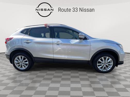 Brilliant Silver Metallic 2022 Nissan Rogue Sport SV