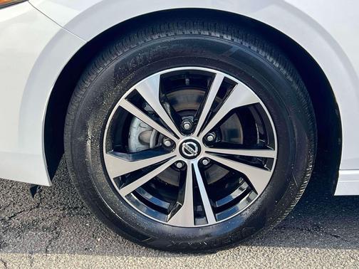 Aspen White Tricoat 2023 Nissan Sentra SV