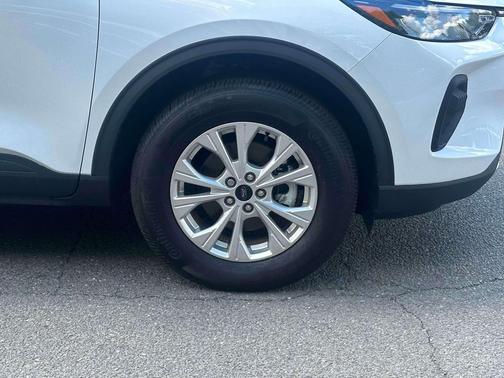 Oxford White 2025 Ford Escape Active