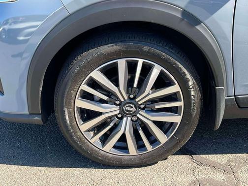 Gray/Super Black 2023 Nissan Kicks SR