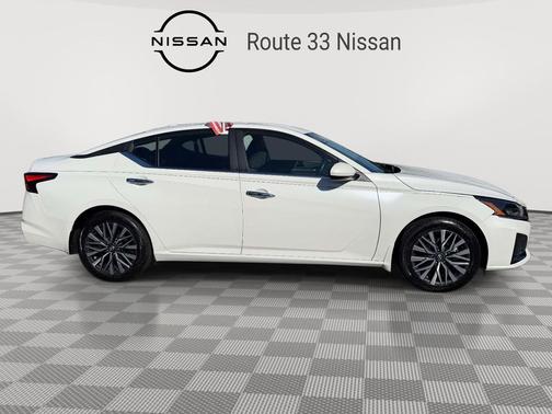 Pearl White Tricoat 2023 Nissan Altima 2.5 SV