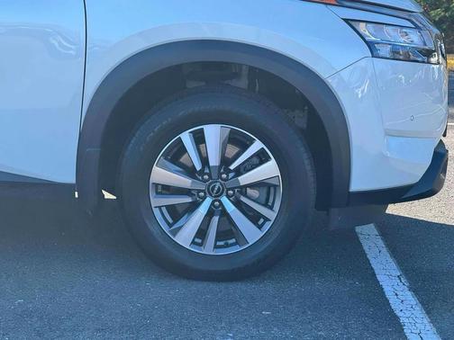 2023 Nissan Pathfinder SL 4WD