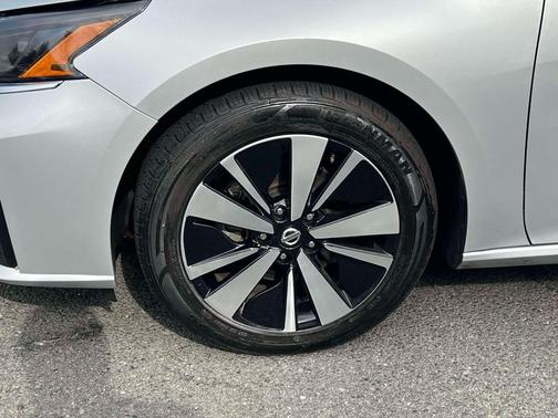 Brilliant Silver Metallic 2024 Nissan Altima 2.5 SV