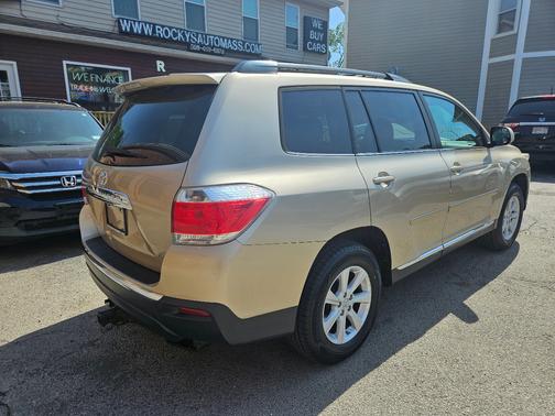 Tan 2012 Toyota Highlander SE