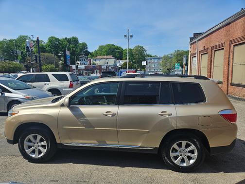 Tan 2012 Toyota Highlander SE