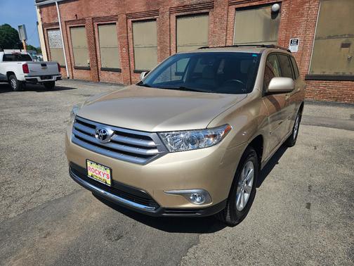 Tan 2012 Toyota Highlander SE