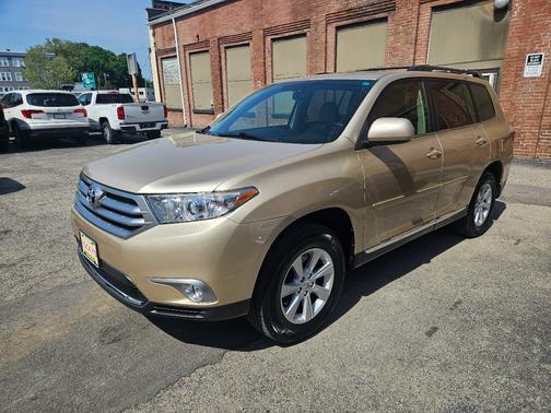 Tan 2012 Toyota Highlander SE