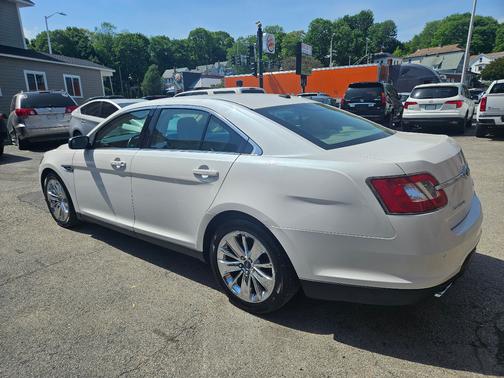 White 2010 Ford Taurus Limited