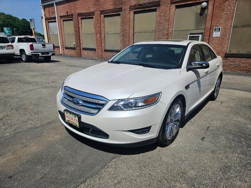 White 2010 Ford Taurus Limited