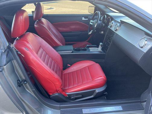 2005 Ford Mustang Deluxe