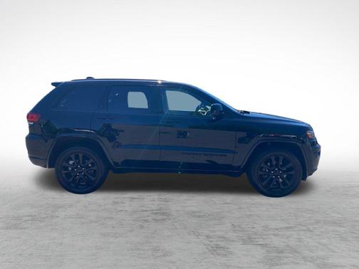 Diamond Black Crystal Pearlcoat 2022 Jeep Grand Cherokee Laredo