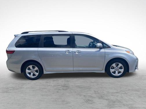 2020 Toyota Sienna LE