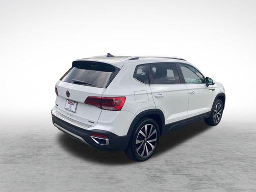 Pure White 2023 Volkswagen Taos 1.5T SE