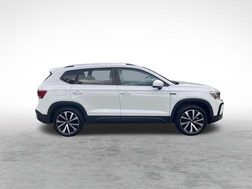 Pure White 2023 Volkswagen Taos 1.5T SE