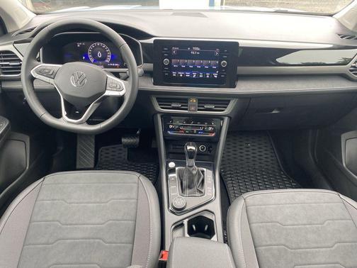 2025 Volkswagen Taos 1.5T SE Black