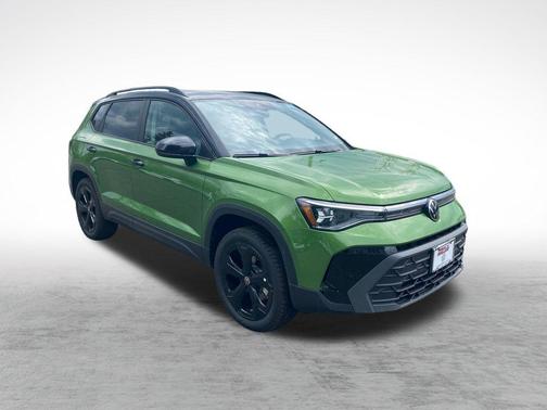 Bright Moss Green Metallic/Deep Black Roof 2026 Volkswagen Taos SE Black