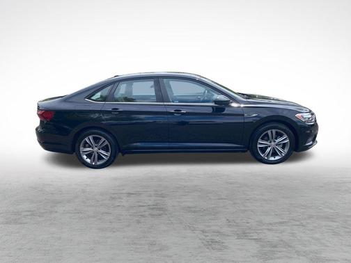 Deep Black 2021 Volkswagen Jetta 1.4T R-Line