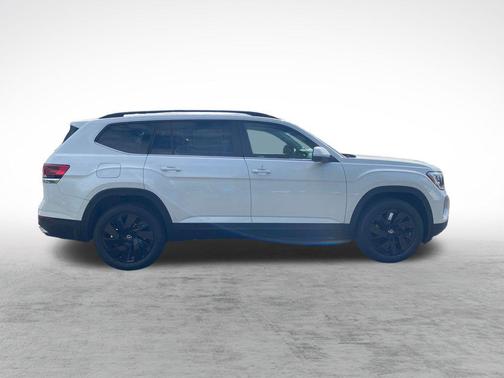White 2026 Volkswagen Atlas 2.0T SE w/Technology 4MOTION