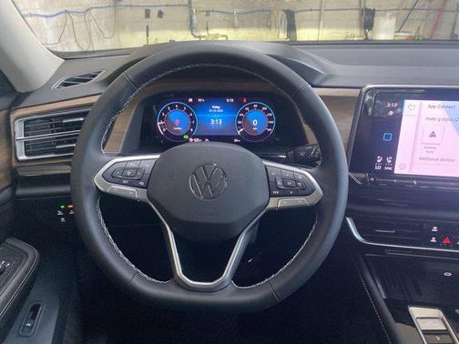 2025 Volkswagen Atlas 2.0T SE w/Technology 4MOTION
