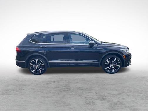 Deep Black 2023 Volkswagen Tiguan 2.0T SEL R-Line 4MOTION
