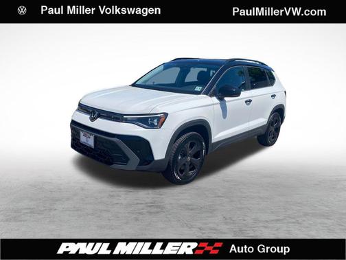Pure White w/Deep Black Roof 2025 Volkswagen Taos 1.5T SE Black