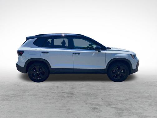 Pure White w/Deep Black Roof 2025 Volkswagen Taos 1.5T SE Black