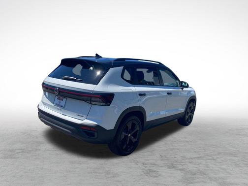 Pure White w/Deep Black Roof 2025 Volkswagen Taos 1.5T SE Black