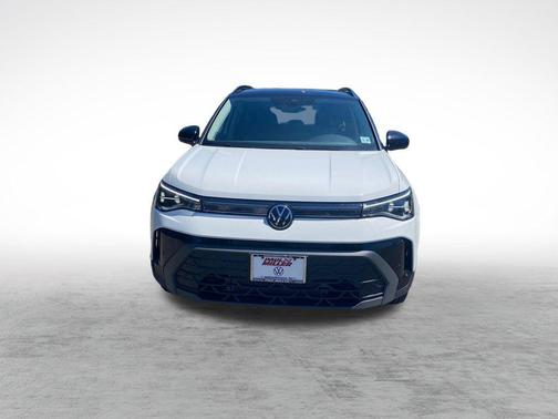 Pure White w/Deep Black Roof 2025 Volkswagen Taos 1.5T SE Black