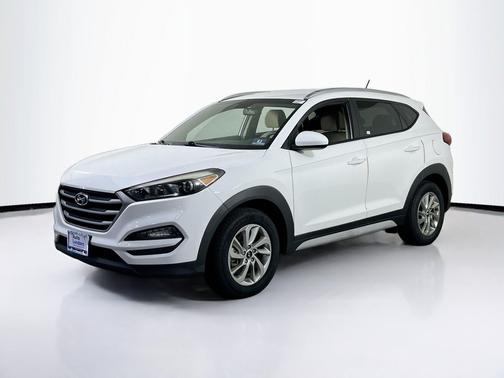 Dazzling White 2017 Hyundai TUCSON SE