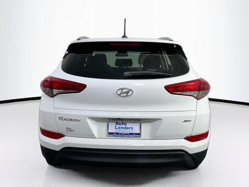 Dazzling White 2017 Hyundai TUCSON SE