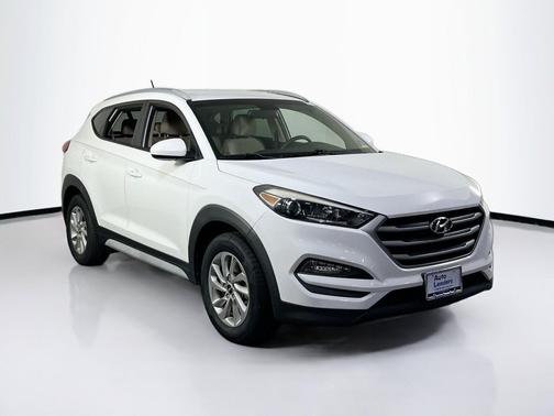 Dazzling White 2017 Hyundai TUCSON SE