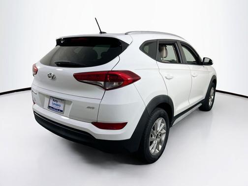 Dazzling White 2017 Hyundai TUCSON SE