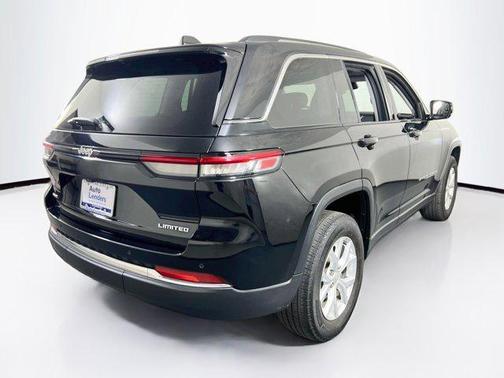 Diamond Black Crystal Pearlcoat 2023 Jeep Grand Cherokee Limited