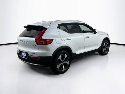 2023 Volvo XC40 B5 Plus Bright Theme