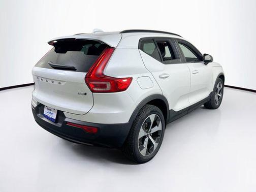 2023 Volvo XC40 B5 Plus Dark Theme