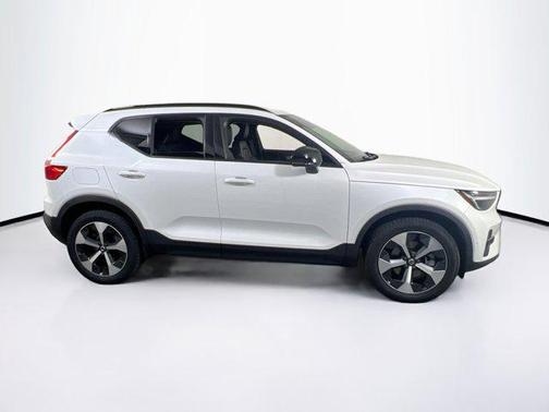 2023 Volvo XC40 B5 Plus Dark Theme