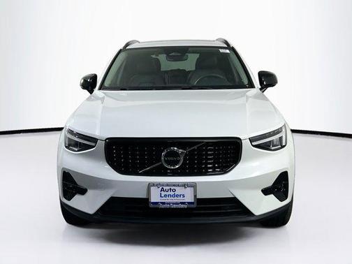 2023 Volvo XC40 B5 Plus Dark Theme