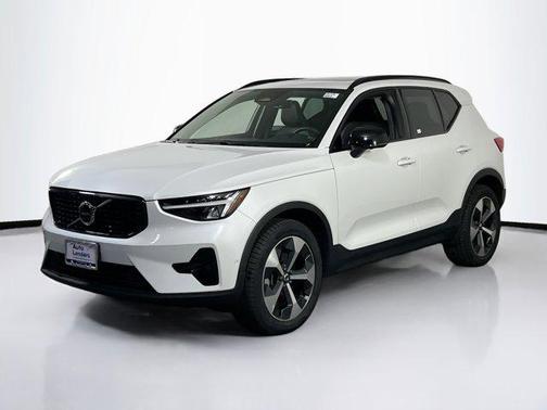 2023 Volvo XC40 B5 Plus Dark Theme
