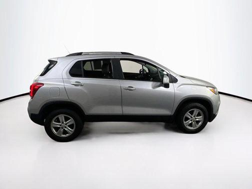 Silver Ice Metallic 2022 Chevrolet Trax LT
