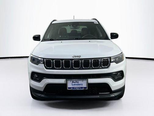 Bright White Clearcoat 2023 Jeep Compass Latitude