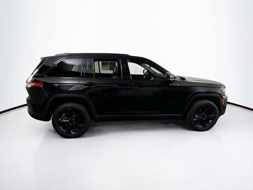 Diamond Black Crystal Pearlcoat 2023 Jeep Grand Cherokee Altitude